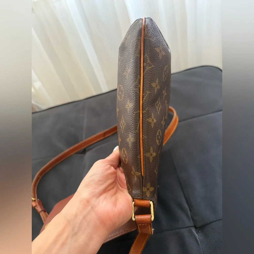 Louis Vuitton Authenticate Monogram shoulder Bag